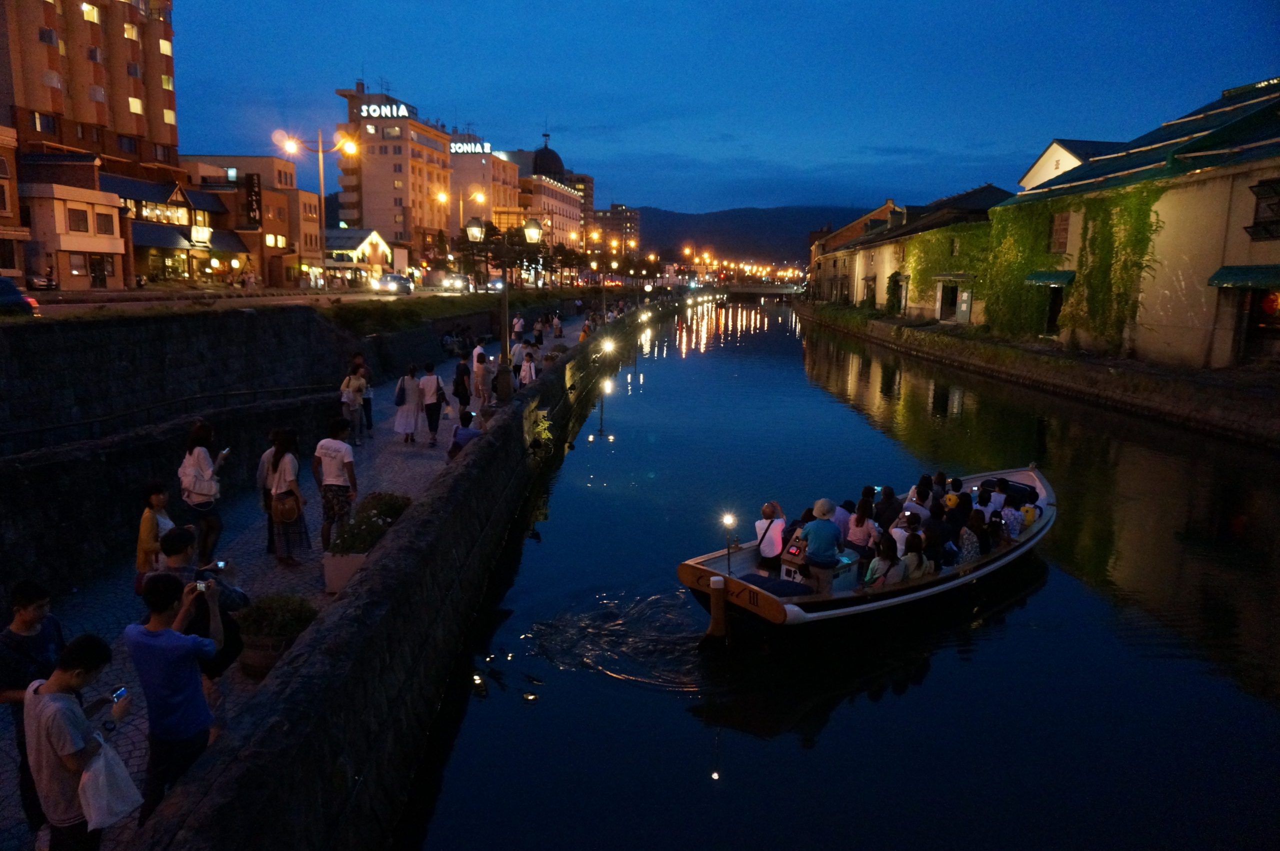 小樽を運河のナイトクルーズ，寿司，仮装で満喫【北海道2】 – 旅人になりたい